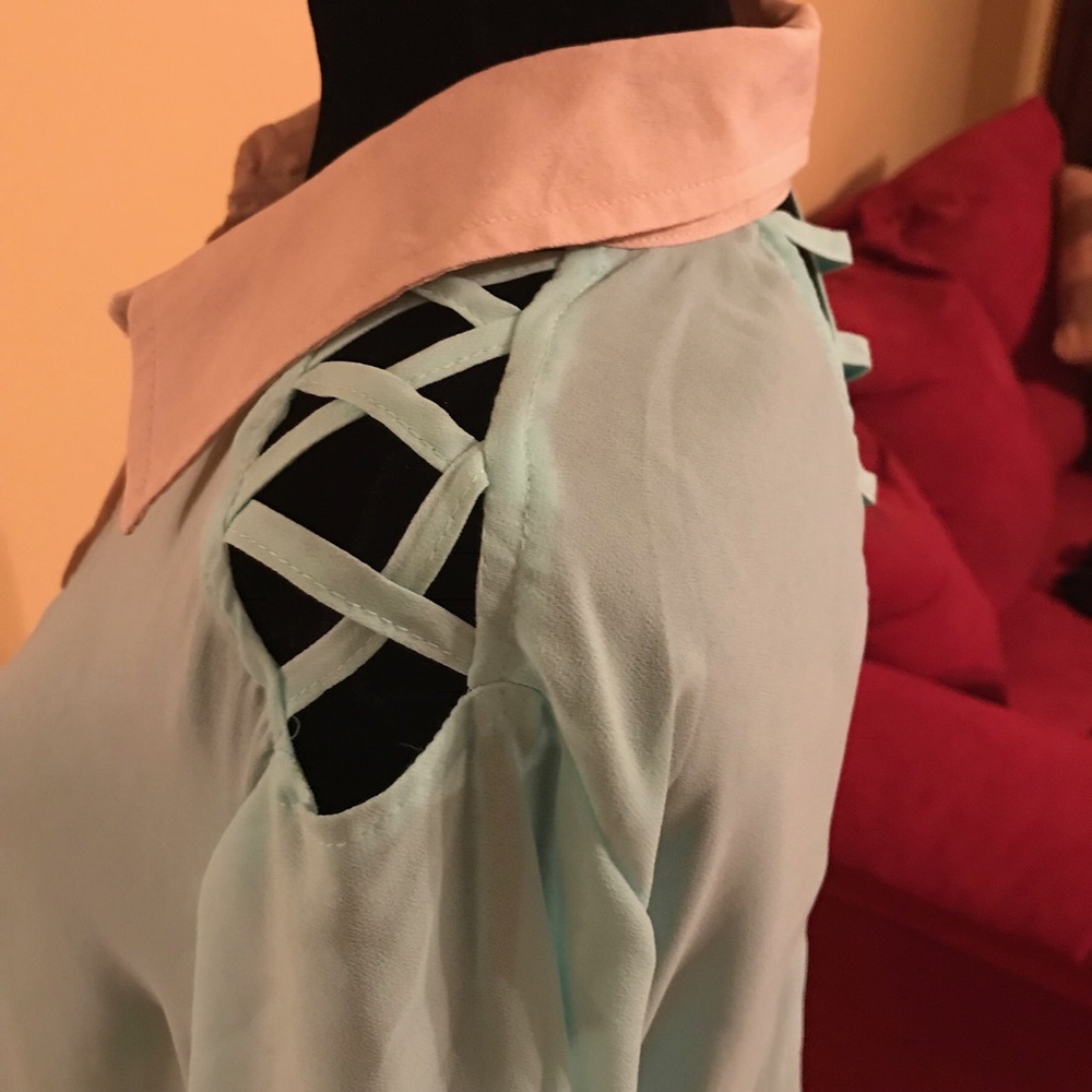 Beautiful Mint Colored Blouse. - Picture 5 of 6